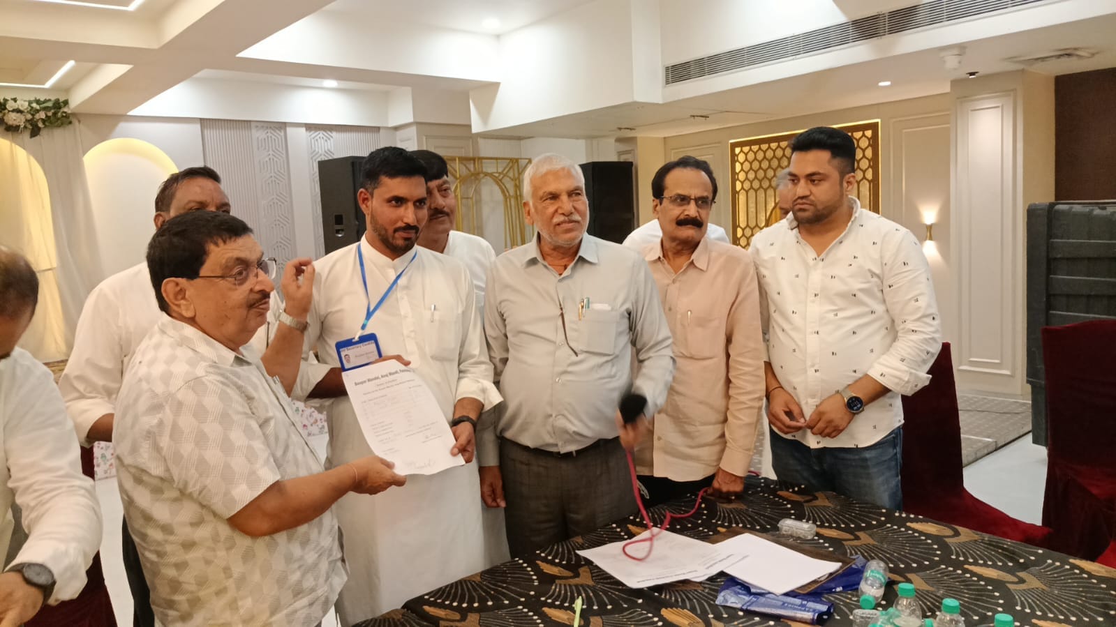 शहर के दीप होटल में मतदान करने पहुंचे विधायक व व्यापरी बलवान सिंह दौलतपुरिया शहर के दीप होटल में मतदान करने पहुंचे विधायक व व्यापरी बलवान सिंह दौलतपुरिया