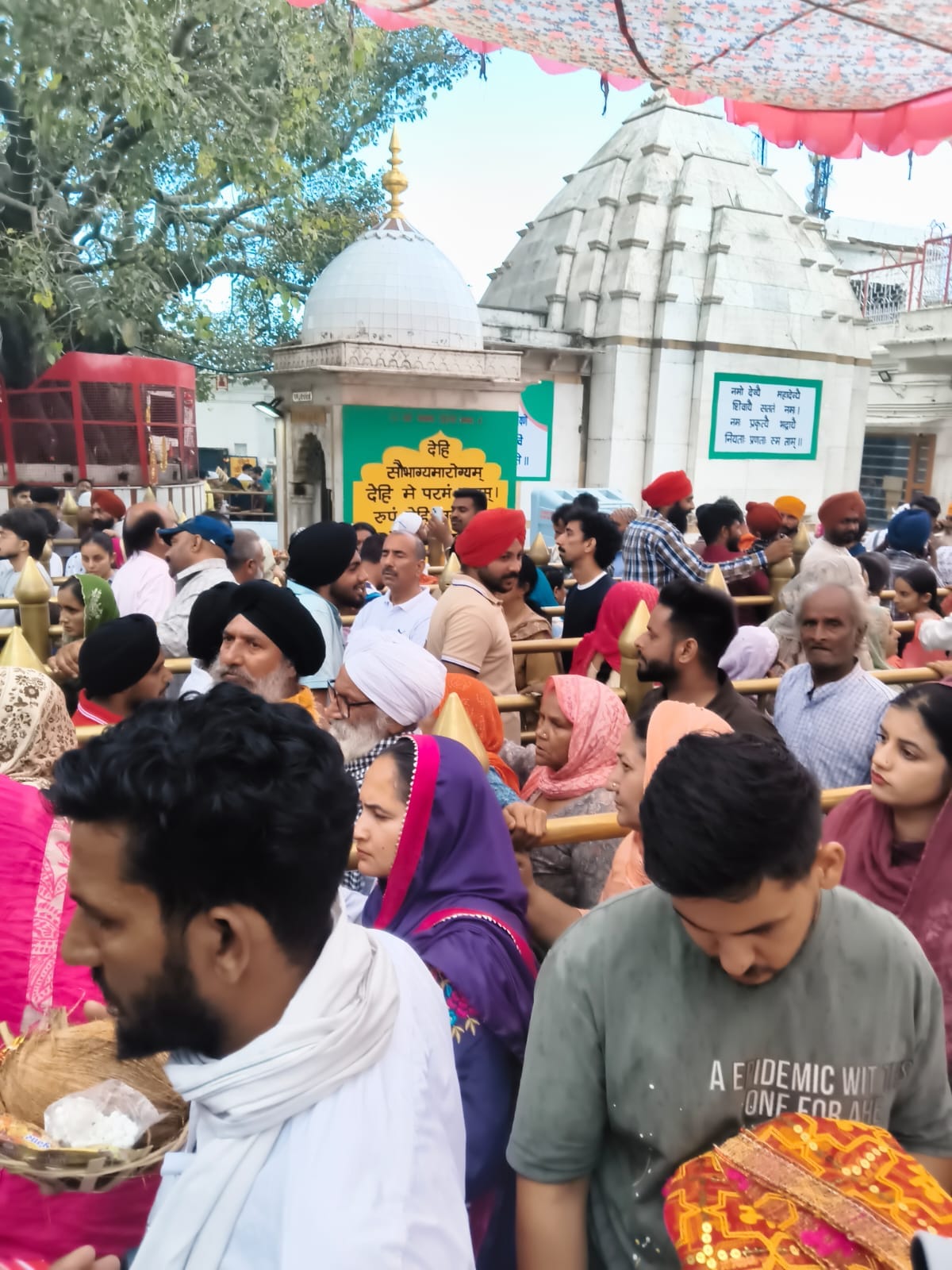 श्री नयना देवी जी में दर्शनों के लिए पहुंचे श्रद्धालु। संवाद श्री नयना देवी जी में दर्शनों के लिए पहुंचे श्रद्धालु। संवाद