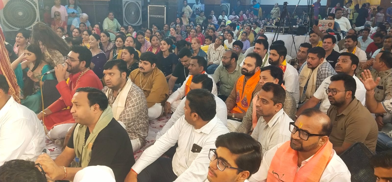 श्री श्याम संकीर्तन में पजा कराते प्रवीण शास्त्री। संवाद श्री श्याम संकीर्तन में पजा कराते प्रवीण शास्त्री। संवाद