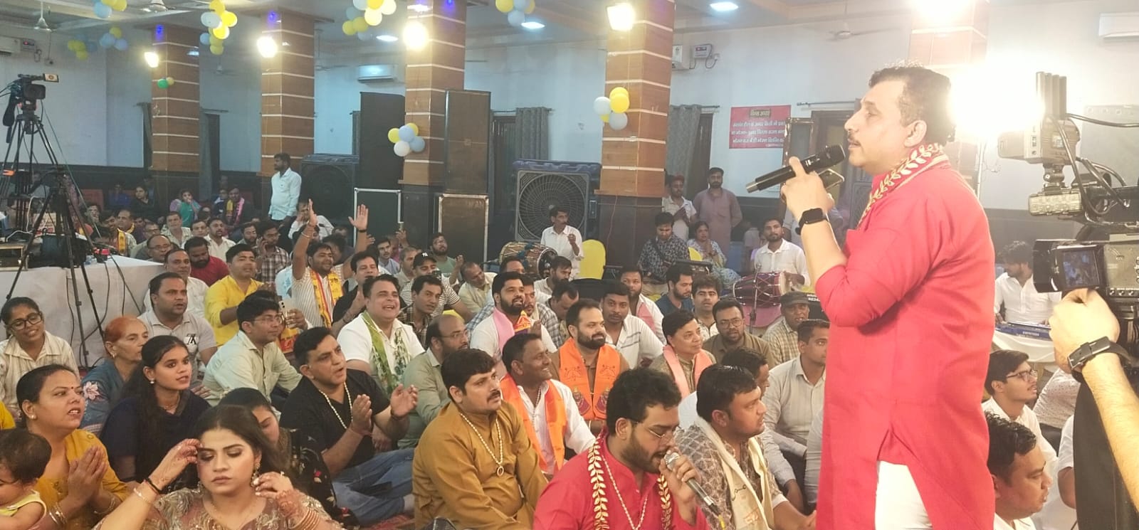 श्री श्याम संकीर्तन में पजा कराते प्रवीण शास्त्री। संवाद श्री श्याम संकीर्तन में पजा कराते प्रवीण शास्त्री। संवाद