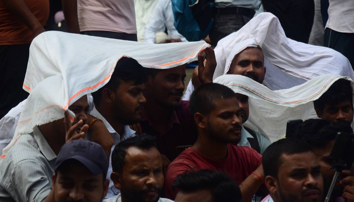 तेज धूप ने शनिवर को परेेशन किया। तेज धूप ने शनिवर को परेेशन किया।