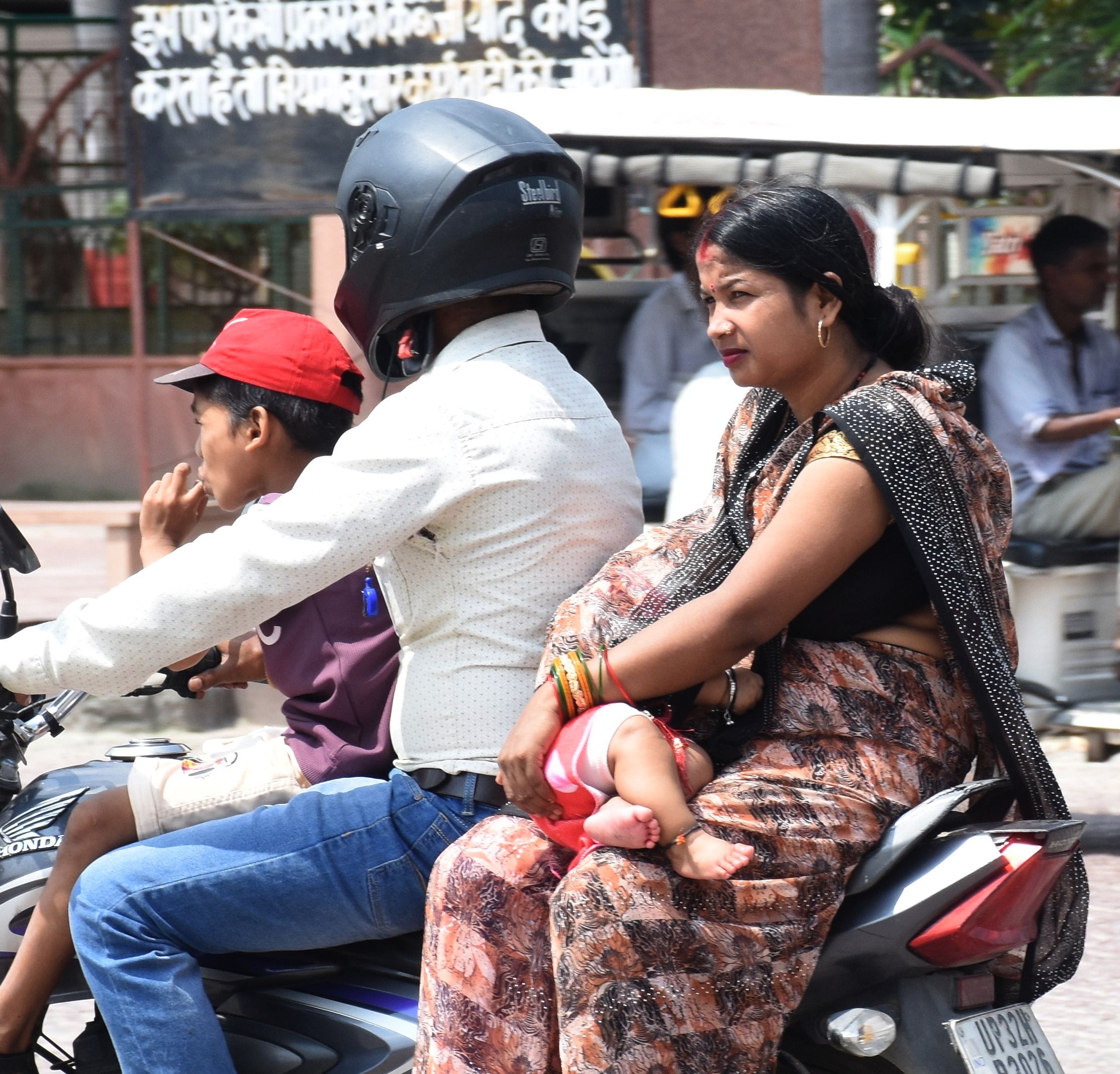तेज धूप ने शनिवर को परेेशन किया। तेज धूप ने शनिवर को परेेशन किया।