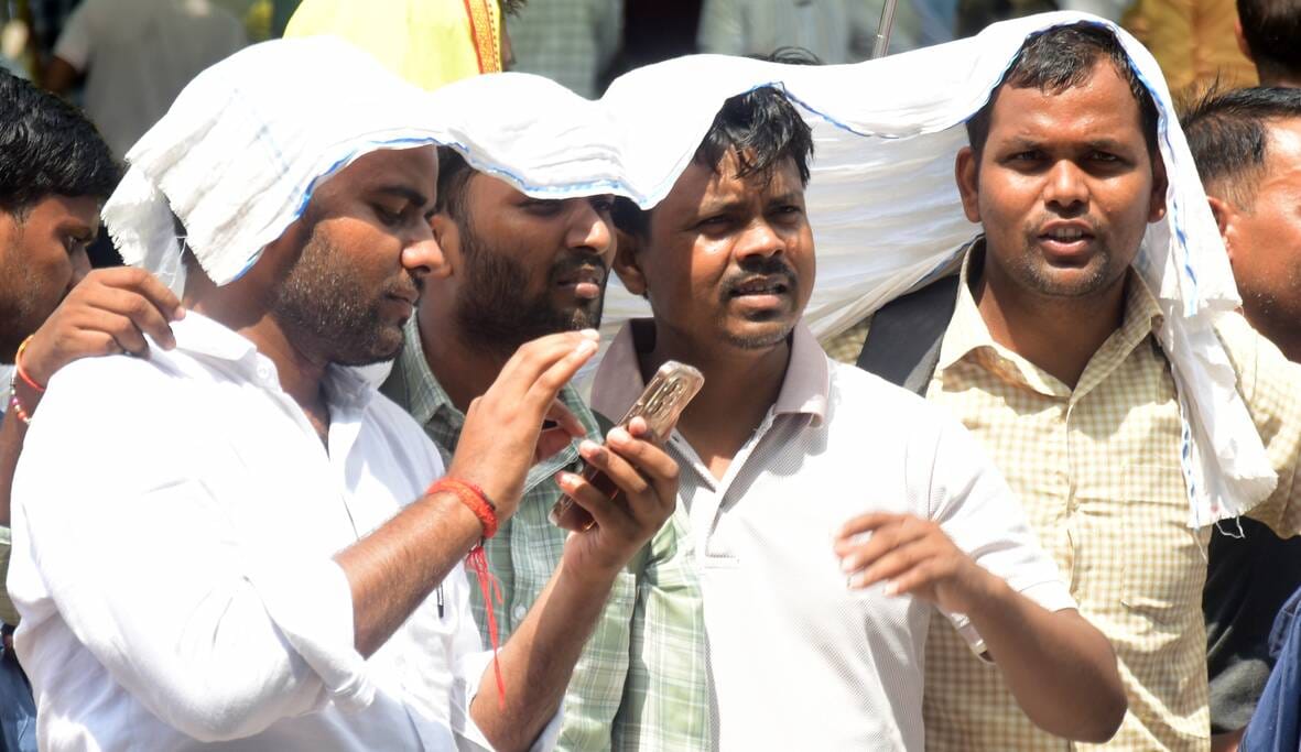तेज धूप ने शनिवर को परेेशन किया। तेज धूप ने शनिवर को परेेशन किया।