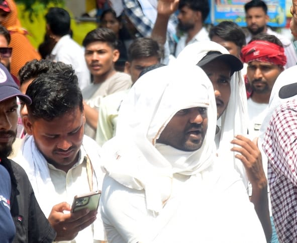 तेज धूप ने शनिवर को परेेशन किया। तेज धूप ने शनिवर को परेेशन किया।