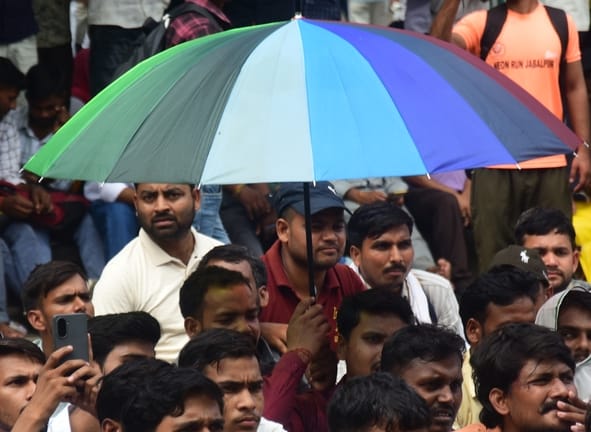 तेज धूप ने शनिवर को परेेशन किया। तेज धूप ने शनिवर को परेेशन किया।