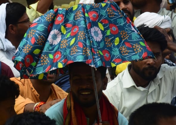 तेज धूप ने शनिवर को परेेशन किया। तेज धूप ने शनिवर को परेेशन किया।