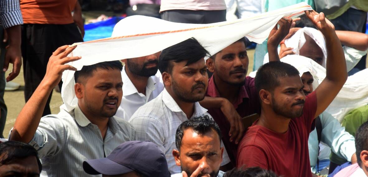 तेज धूप ने शनिवर को परेेशन किया। तेज धूप ने शनिवर को परेेशन किया।