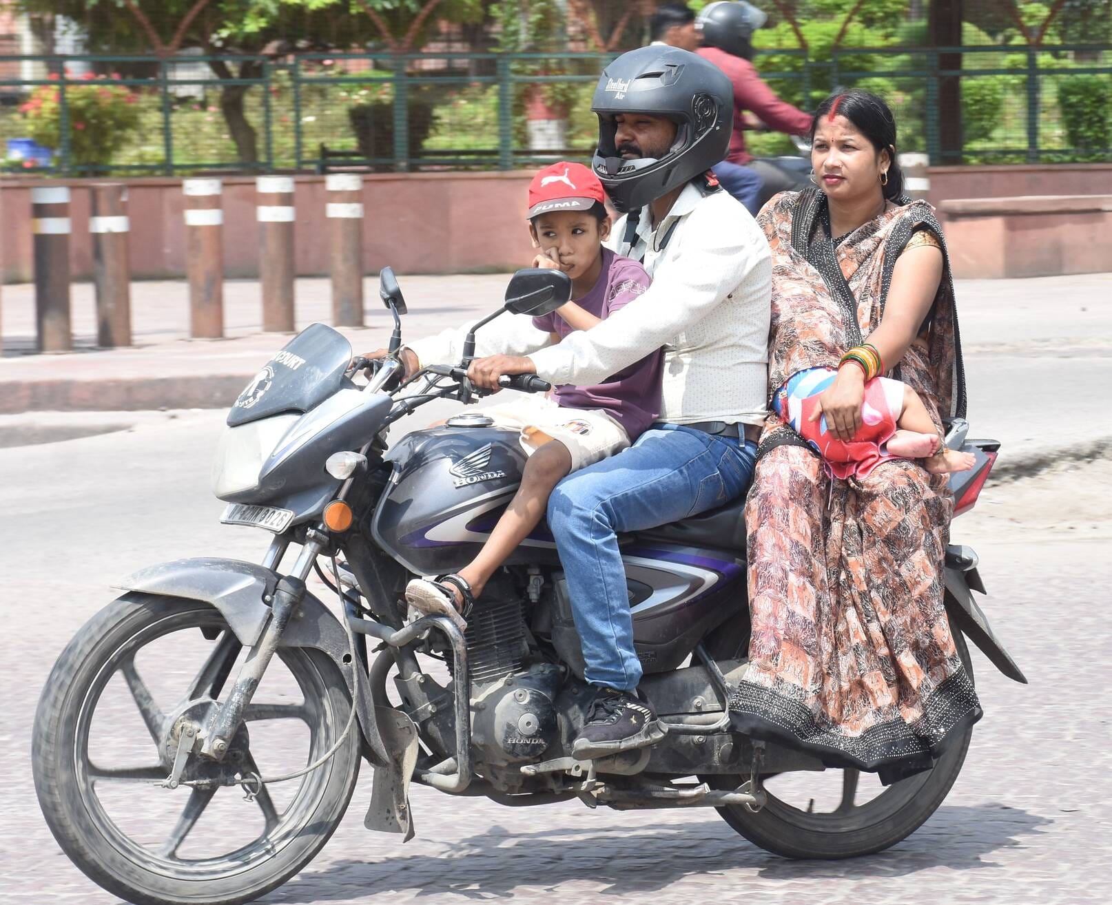 तेज धूप ने शनिवर को परेेशन किया। तेज धूप ने शनिवर को परेेशन किया।