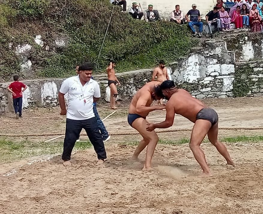 दलाश के ऋषि पंचमी मेले से पूर्व खेलकूद प्रतियोगिता के दौरान सांस्कृतिक प्रस्तुतियां देती महिलाए