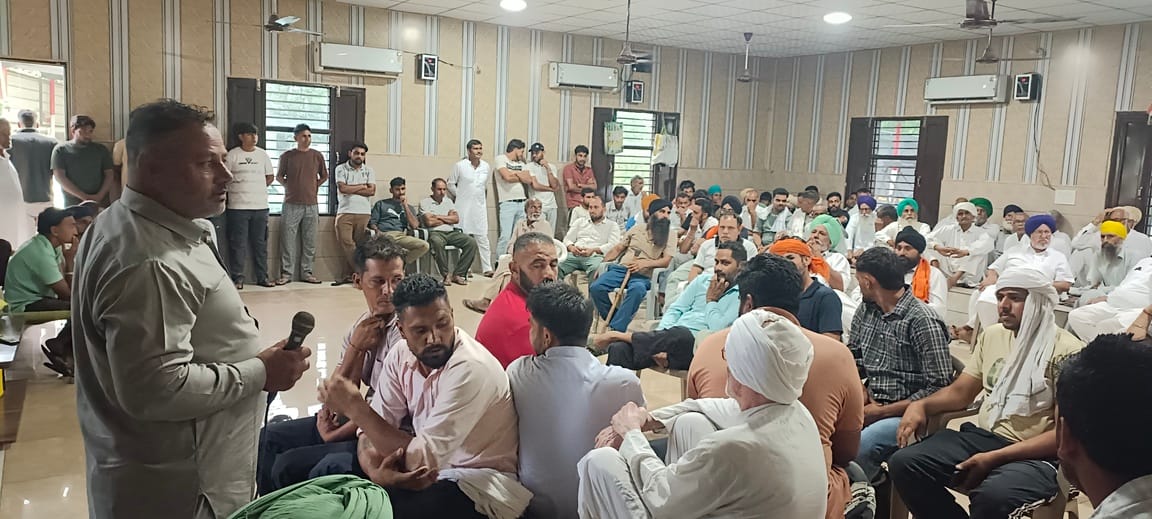 दूध व घी के दामों को लेकर चर्चा करते डेयरी संचालक। संवाद