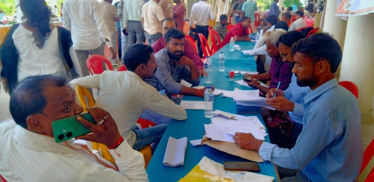 दीवानी न्यायालय परिसर में मौजूद न्यायिक अधिकारी। दीवानी न्यायालय परिसर में मौजूद न्यायिक अधिकारी।
