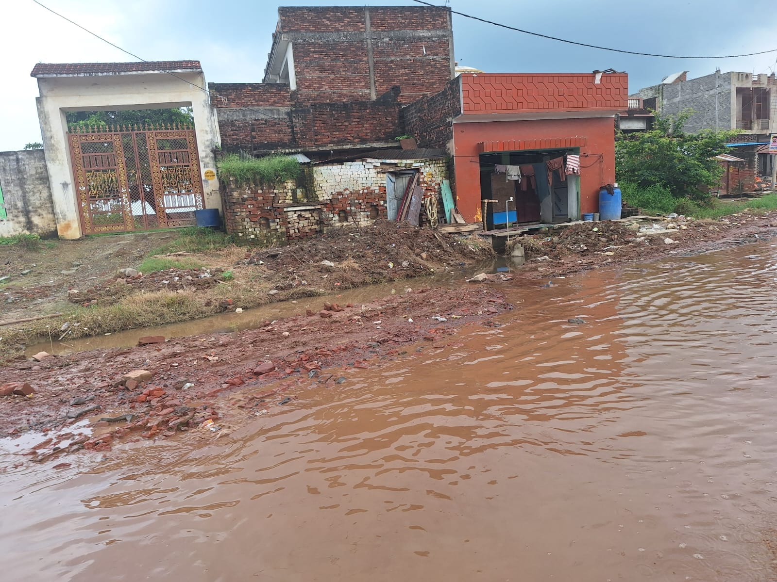 देवरपुर गांव के पास सड़क पर हुए गड्ढे में भरा पानी। संवाद देवरपुर गांव के पास सड़क पर हुए गड्ढे में भरा पानी। संवाद