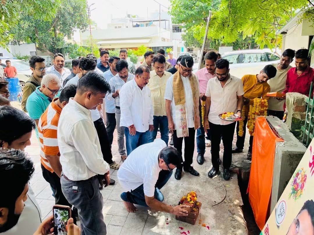 विकास कार्यों का शुभारंभ करते विधायक और पार्षद। विकास कार्यों का शुभारंभ करते विधायक और पार्षद।