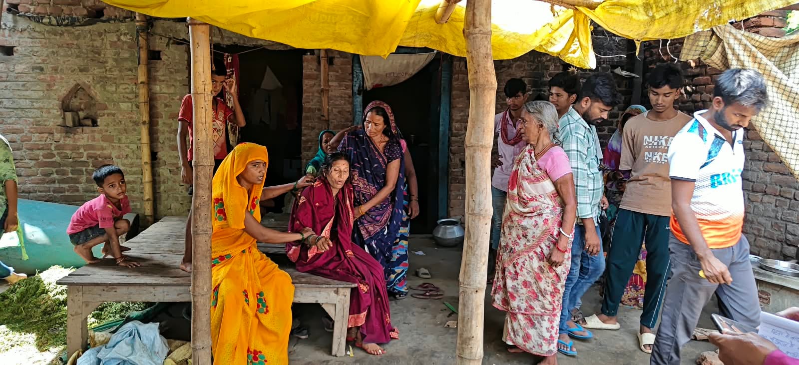 विवाहिता की फाइल फोटो और शोकाकुल परिजन विवाहिता की फाइल फोटो और शोकाकुल परिजन