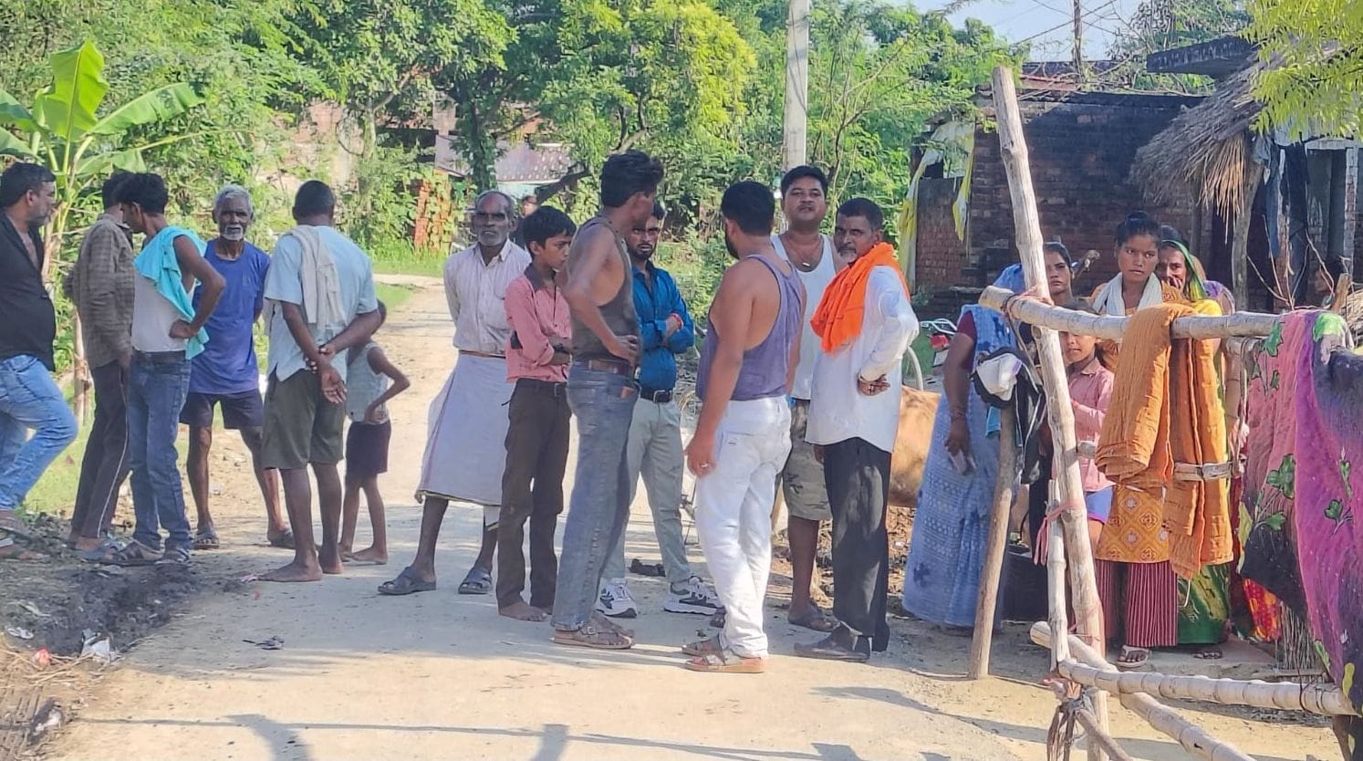 युवक की हत्या के बाद शनिवार को हरचंदपुर के छतैय्या में रोते-बिलखते परिवारीजन। युवक की हत्या के बाद शनिवार को हरचंदपुर के छतैय्या में रोते-बिलखते परिवारीजन।