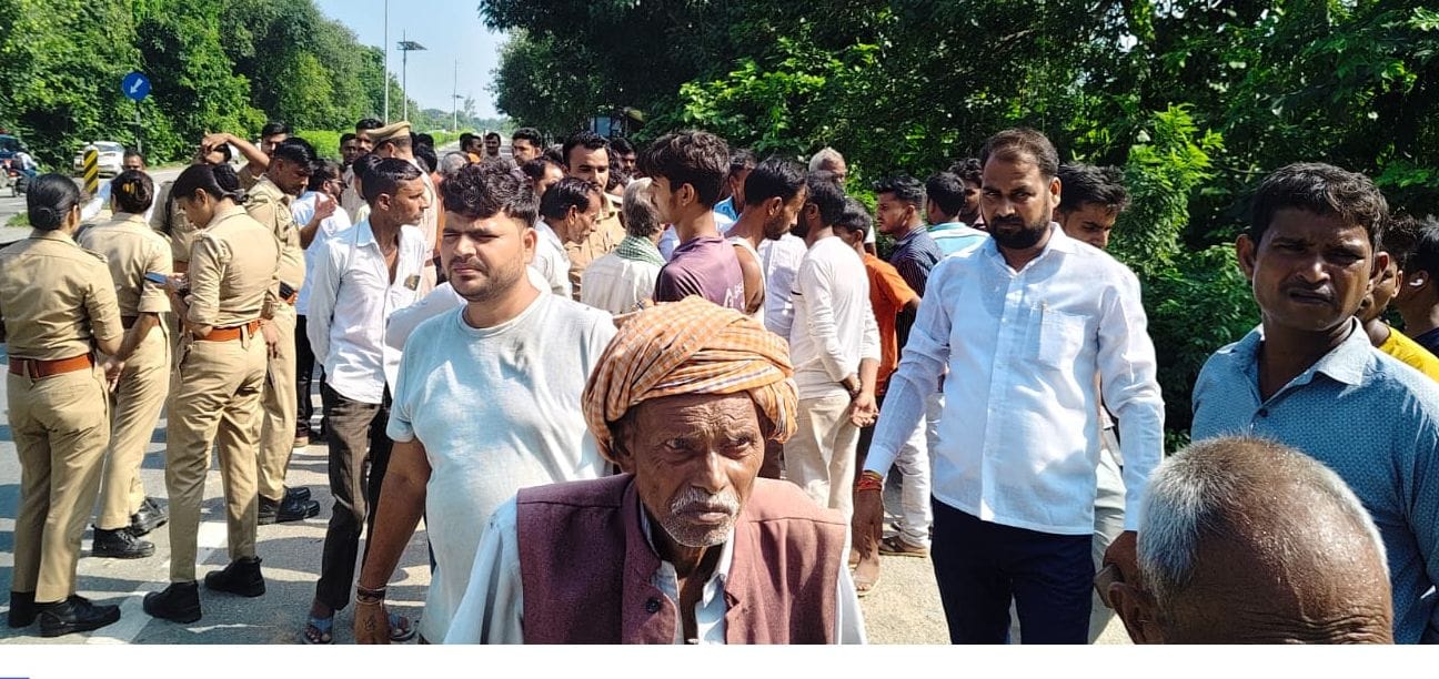 युवक की हत्या के बाद शनिवार को हरचंदपुर के छतैय्या में रोते-बिलखते परिवारीजन। युवक की हत्या के बाद शनिवार को हरचंदपुर के छतैय्या में रोते-बिलखते परिवारीजन।