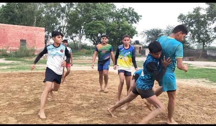 13जेएनडी16: जिला स्तर पर आयोजित प्रतियोगिता में विजेता रही नर्सरी की टीम को सम्मानित करते हुए।