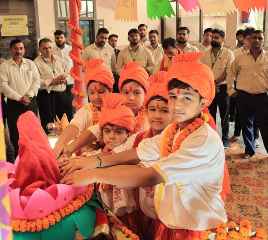 अनूपशहर में गणेश चतुर्थी आह्वान शोभायात्रा में गंगातट से मंगल कलश ले जाती युवतियां। संवाद अनूपशहर में गणेश चतुर्थी आह्वान शोभायात्रा में गंगातट से मंगल कलश ले जाती युवतियां। संवाद