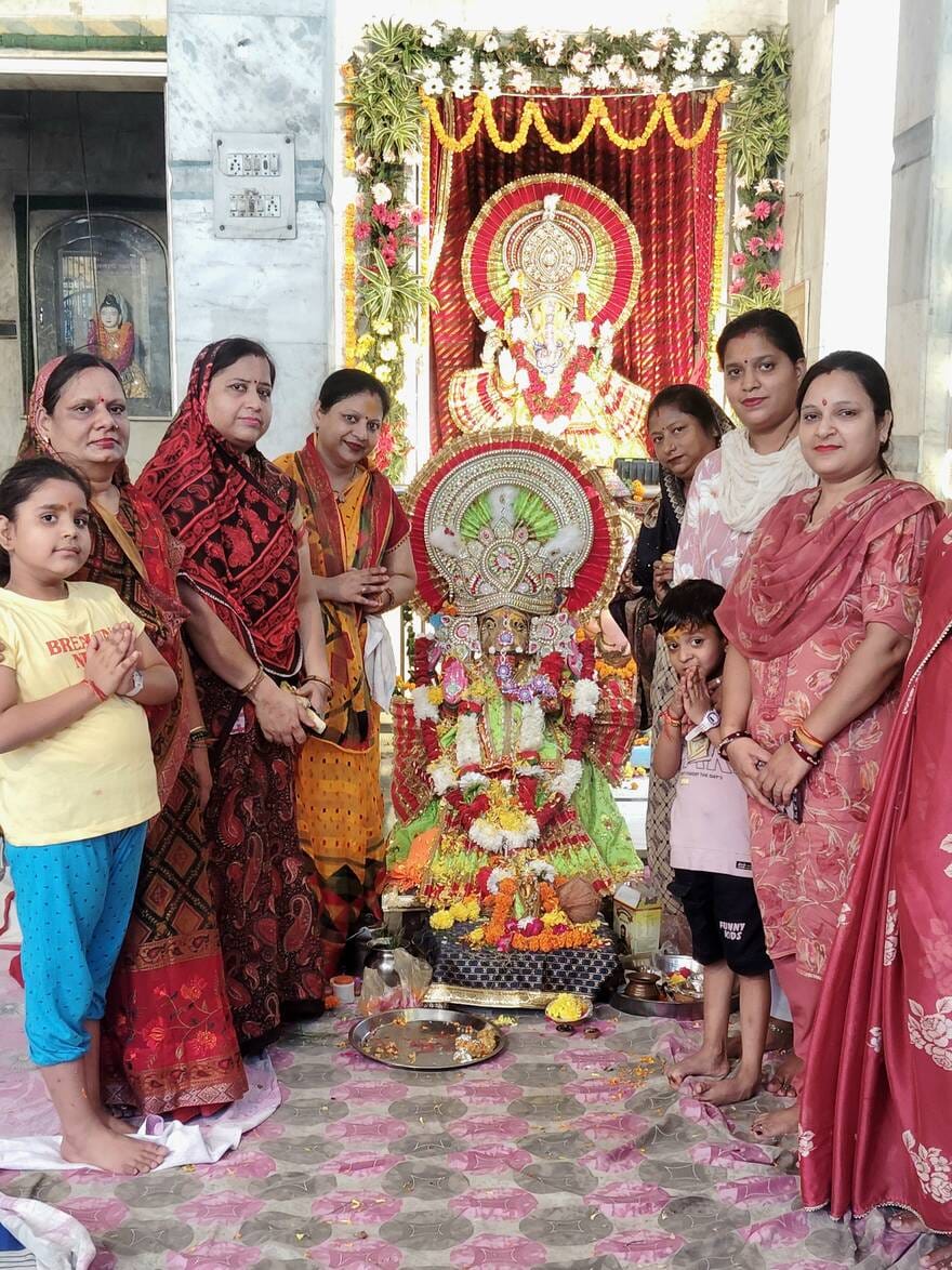अनूपशहर में गणेश चतुर्थी आह्वान शोभायात्रा में गंगातट से मंगल कलश ले जाती युवतियां। संवाद अनूपशहर में गणेश चतुर्थी आह्वान शोभायात्रा में गंगातट से मंगल कलश ले जाती युवतियां। संवाद