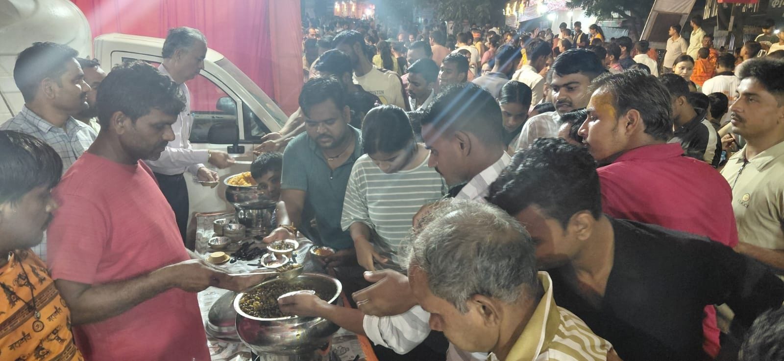 भंडारों में प्रसाद ग्रहण करते लोग। संवाद भंडारों में प्रसाद ग्रहण करते लोग। संवाद