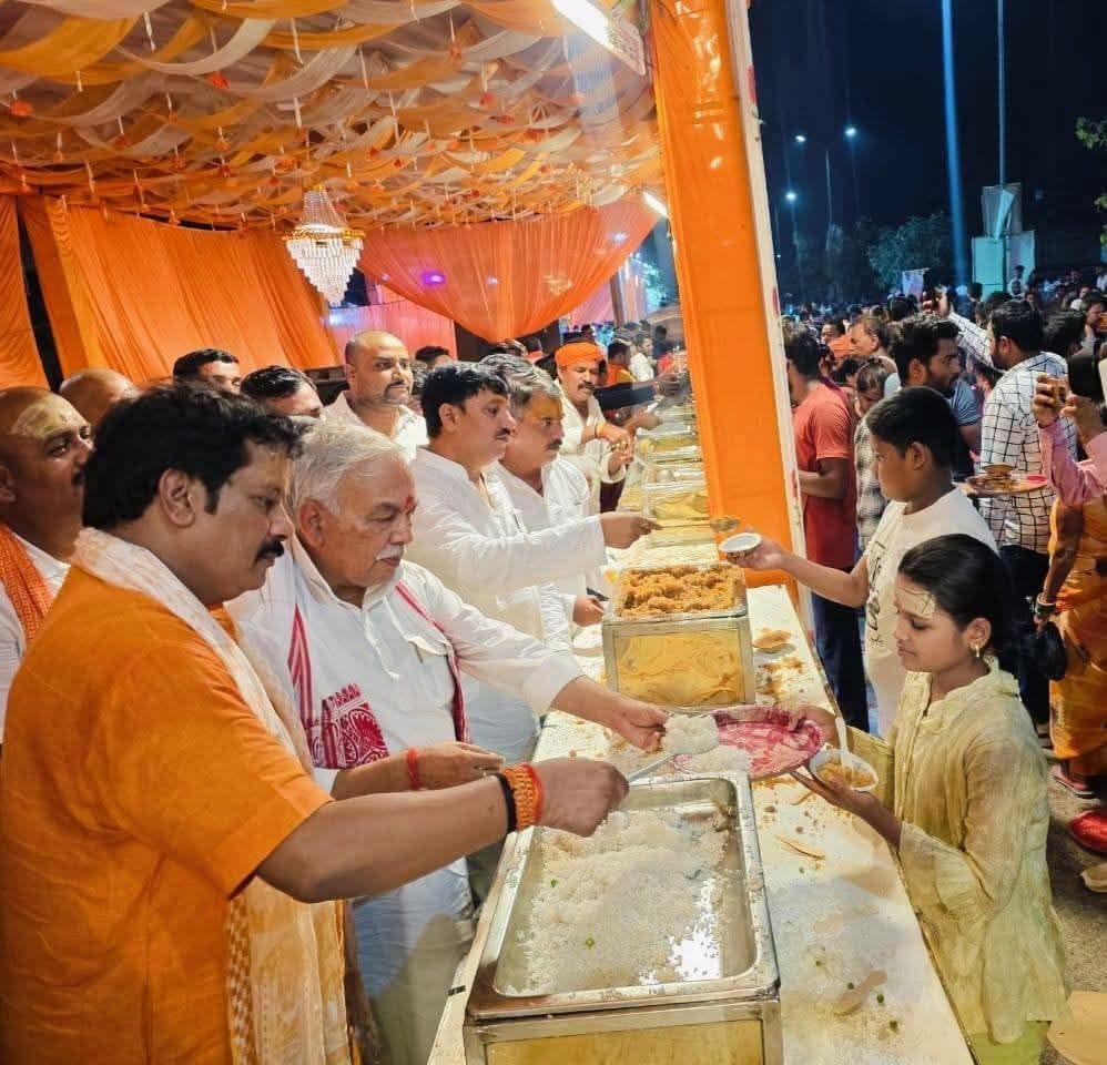 भंडारों में प्रसाद ग्रहण करते लोग। संवाद भंडारों में प्रसाद ग्रहण करते लोग। संवाद