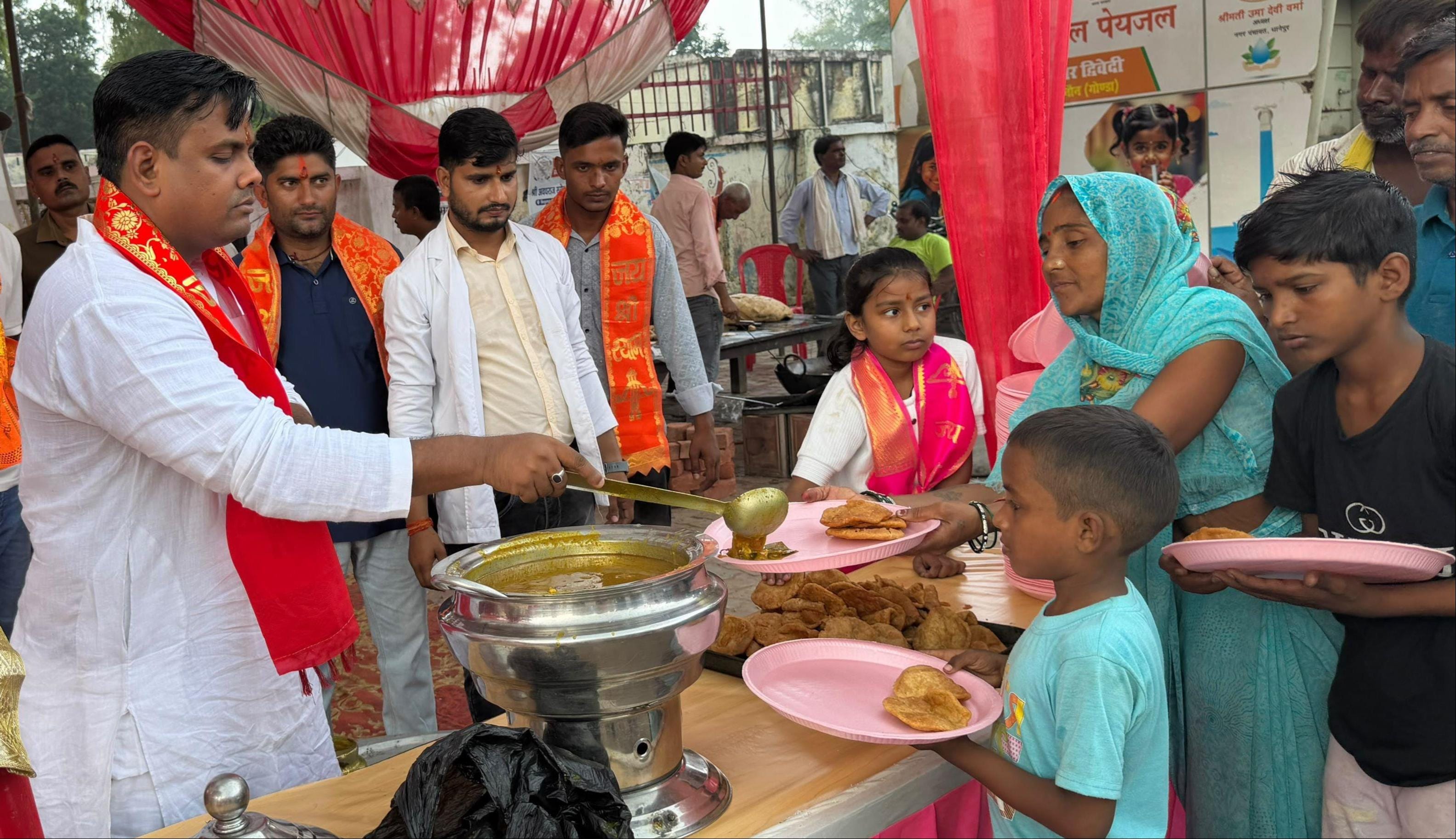 भंडारों में प्रसाद ग्रहण करते लोग। संवाद भंडारों में प्रसाद ग्रहण करते लोग। संवाद
