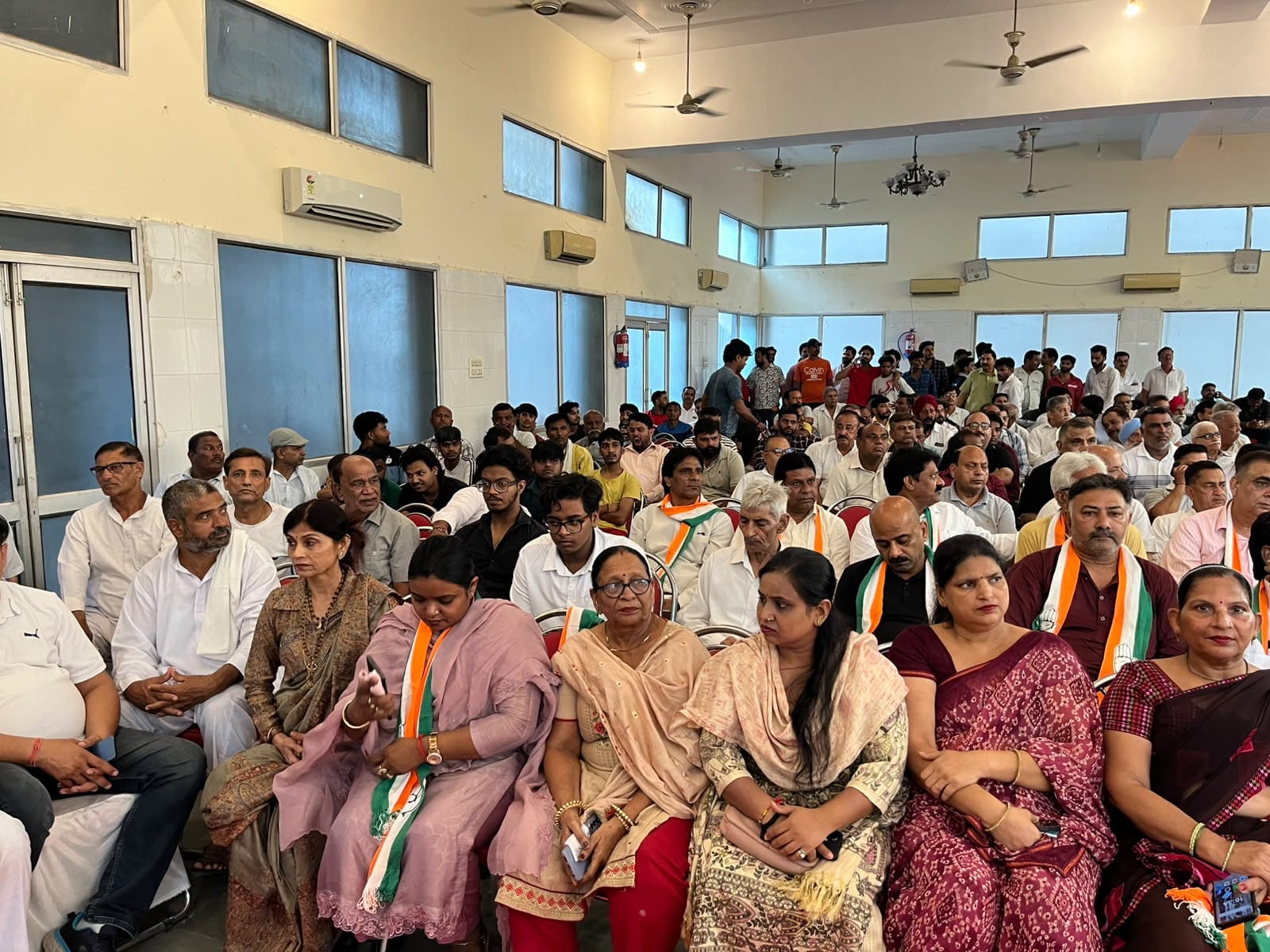 बैठक में पहुंचने पर कांग्रेस प्रदेशाधाध्क्ष राव नरबीर सिंह का स्वागत करते कांग्रेस नेता वरिंदर बैठक में पहुंचने पर कांग्रेस प्रदेशाधाध्क्ष राव नरबीर सिंह का स्वागत करते कांग्रेस नेता वरिंदर