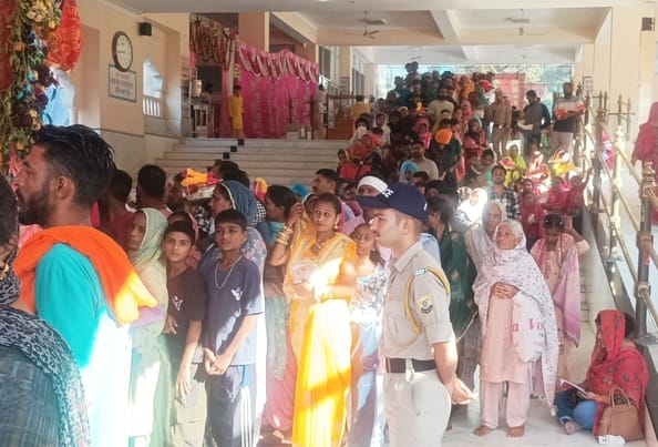 चामुंडा माता मंदिर में रविवार को उमड़ी भीड़। स्रोत: जागरूक पाठक चामुंडा माता मंदिर में रविवार को उमड़ी भीड़। स्रोत: जागरूक पाठक