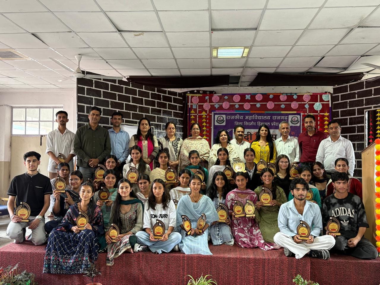 डिग्री कालेज ददाहू में आयोजित प्रतियोगिताओं में विजेता प्रतिभागी। संवाद डिग्री कालेज ददाहू में आयोजित प्रतियोगिताओं में विजेता प्रतिभागी। संवाद