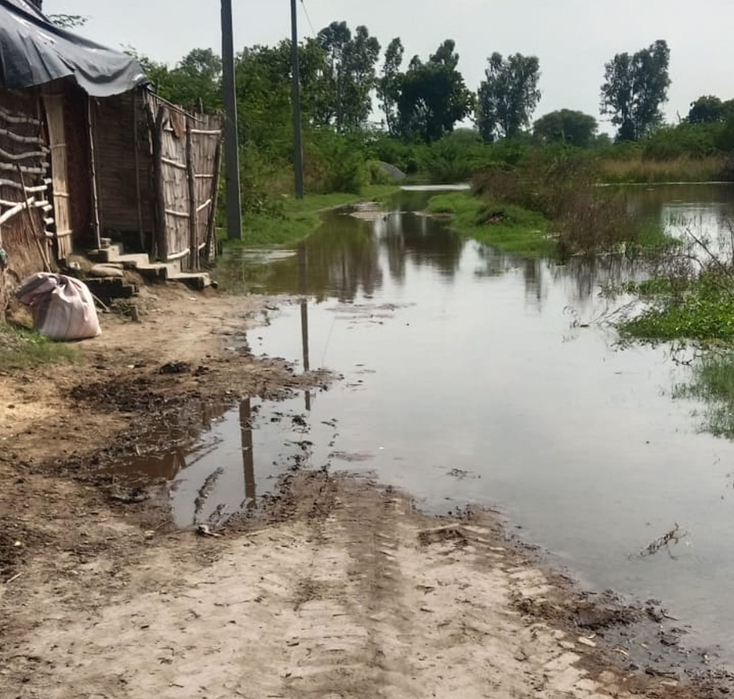 डलमऊ में गंगा में बाढ़ आने से डूबा श्मशान घाट। डलमऊ में गंगा में बाढ़ आने से डूबा श्मशान घाट।