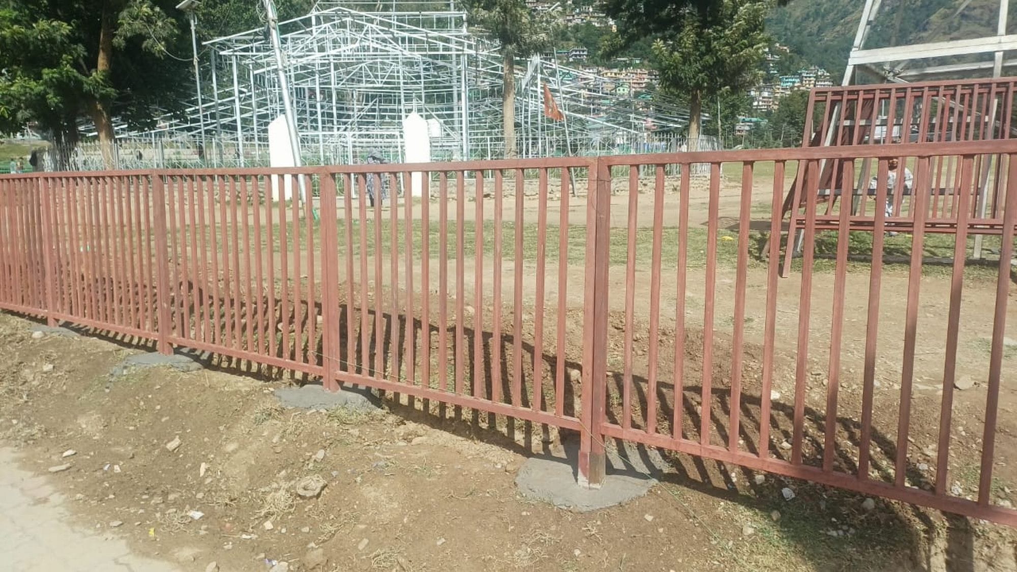 ढालपुर के प्रदर्शनी मैदान को हरा भरा करने के लिए स्प्रिंकलर से पानी का छिड़काव करते हुए। संवाद ढालपुर के प्रदर्शनी मैदान को हरा भरा करने के लिए स्प्रिंकलर से पानी का छिड़काव करते हुए। संवाद