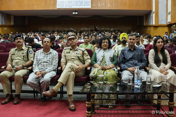 एनआईटी हमीरपुर में विद्यार्थियों से संवाद करते डीजीपी अशोक तिवारी। संस्थान।