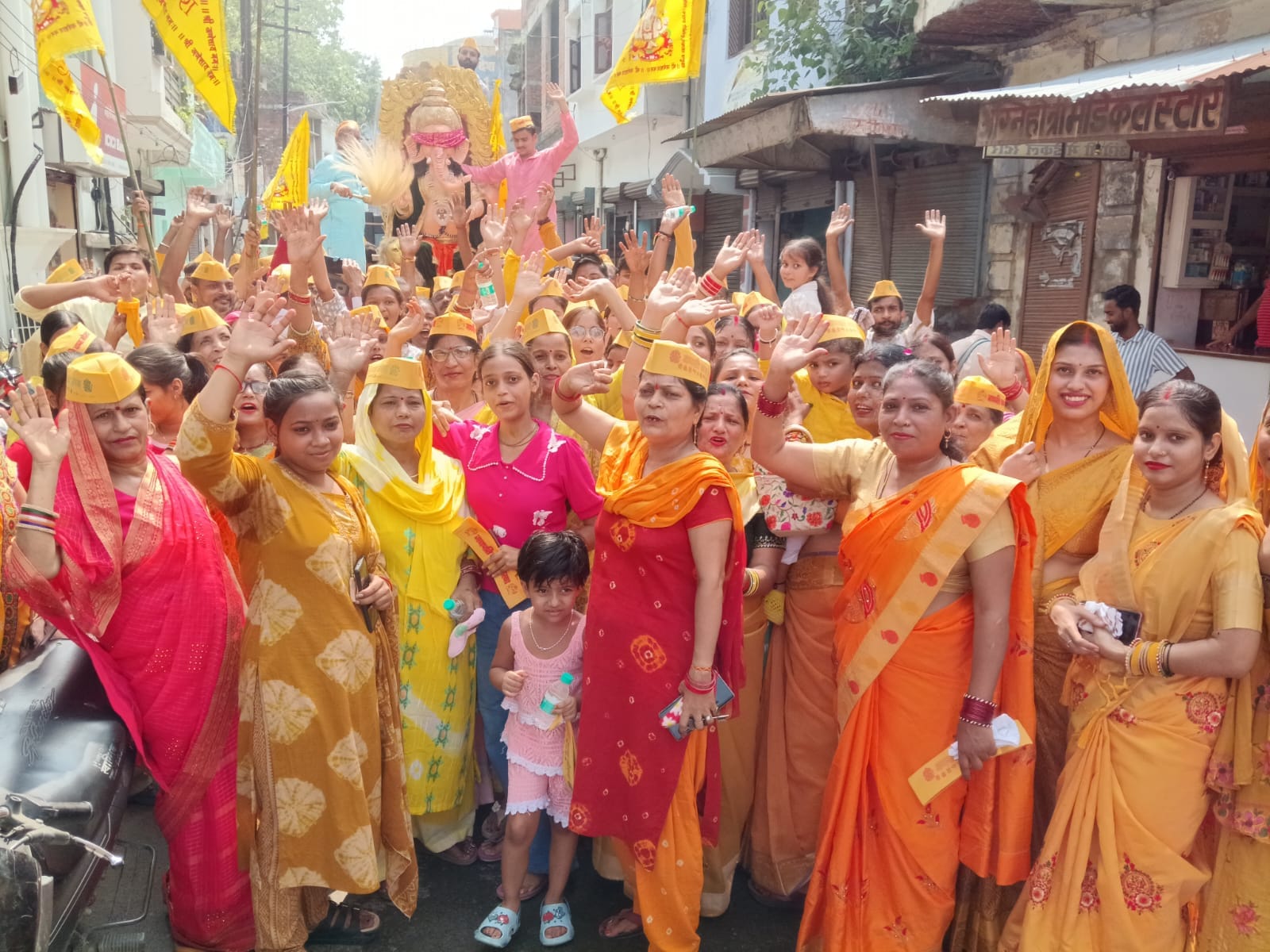 फोटो-10- गजानन पंडाल की श्री गणेश की मूर्ति शोभायात्रा में शामिल श्रद्धालु। संवाद