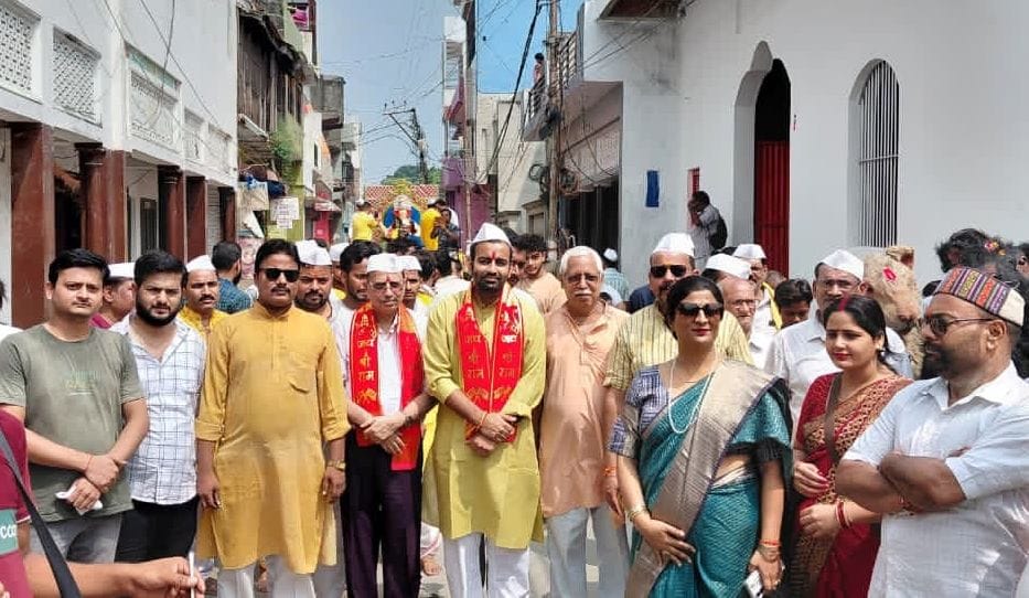 फोटो-10- गजानन पंडाल की श्री गणेश की मूर्ति शोभायात्रा में शामिल श्रद्धालु। संवाद