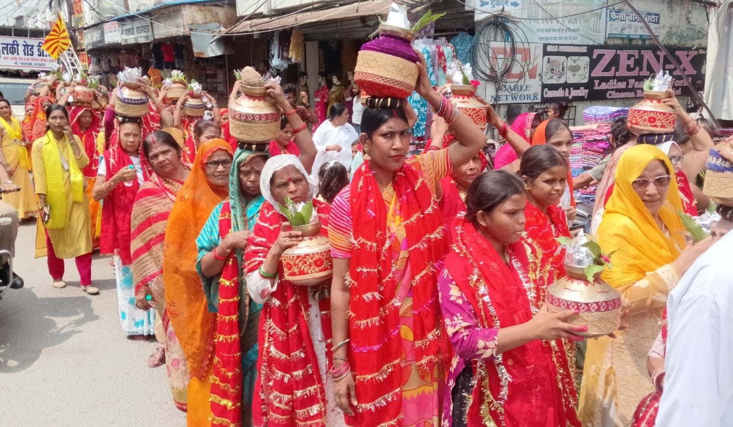 फोटो-10- गजानन पंडाल की श्री गणेश की मूर्ति शोभायात्रा में शामिल श्रद्धालु। संवाद