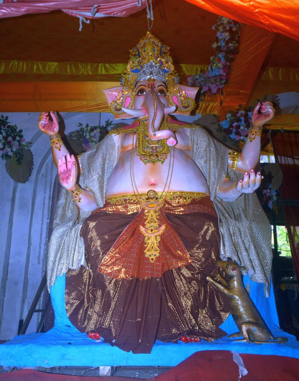 फोटो-10- गजानन पंडाल की श्री गणेश की मूर्ति शोभायात्रा में शामिल श्रद्धालु। संवाद