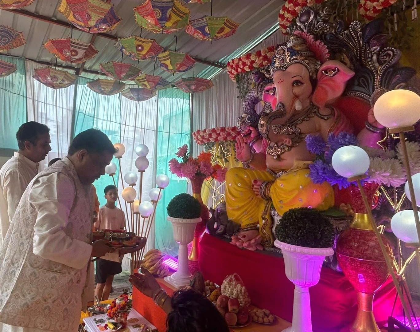 फोटो-10- गजानन पंडाल की श्री गणेश की मूर्ति शोभायात्रा में शामिल श्रद्धालु। संवाद