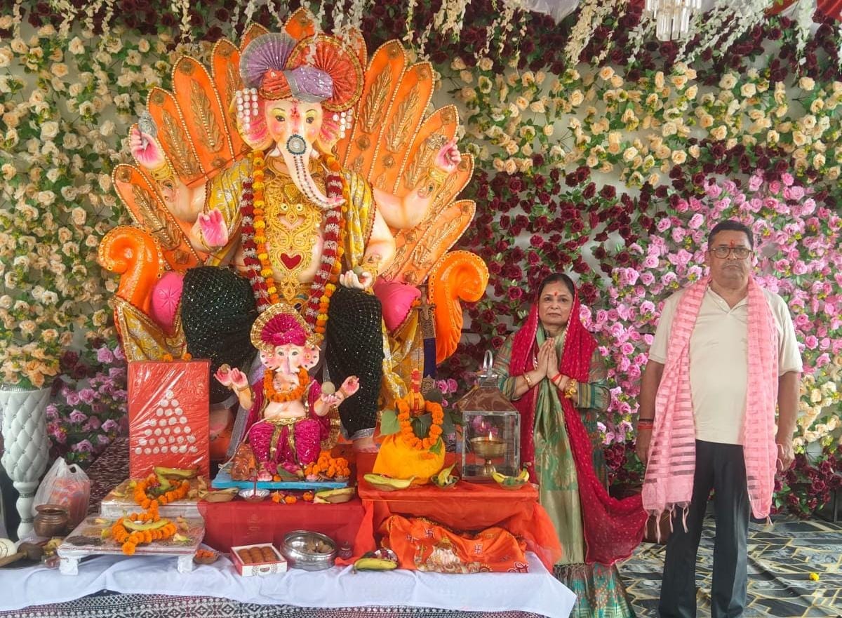 फोटो-10- गजानन पंडाल की श्री गणेश की मूर्ति शोभायात्रा में शामिल श्रद्धालु। संवाद
