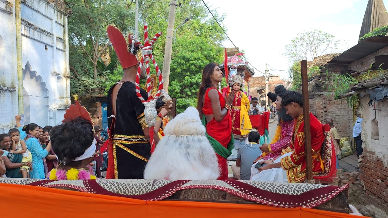 फोटो 14 एचएएमपी 25- सुमेरपुर में तीज महोत्सव की शोभायात्रा देखने उमड़ी भीड़। संवाद