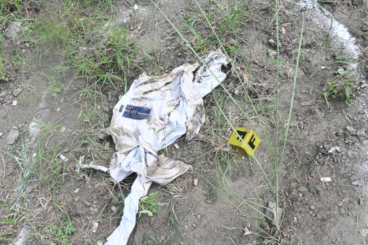 फोटो 14 सीकेटीपी 30 घटना स्थल की जांच करते एसपी व अन्य पुलिस अधिकारी। संवाद फोटो 14 सीकेटीपी 30 घटना स्थल की जांच करते एसपी व अन्य पुलिस अधिकारी। संवाद