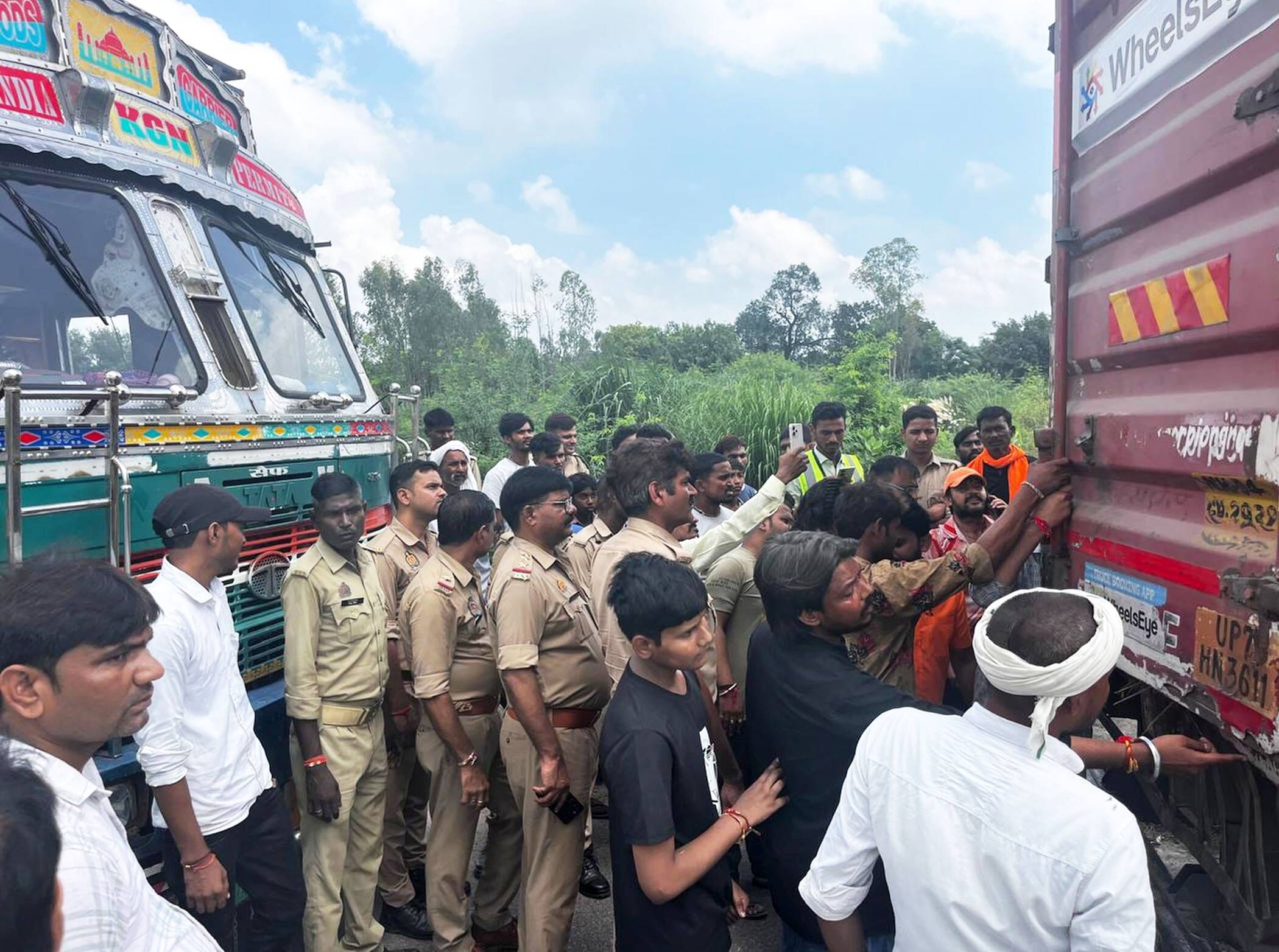 फोटो-18-शहर के नउवाबाग के पास पकड़े गए ट्राला के पास पुलिस व मौजूद भीड़। संवाद फोटो-18-शहर के नउवाबाग के पास पकड़े गए ट्राला के पास पुलिस व मौजूद भीड़। संवाद
