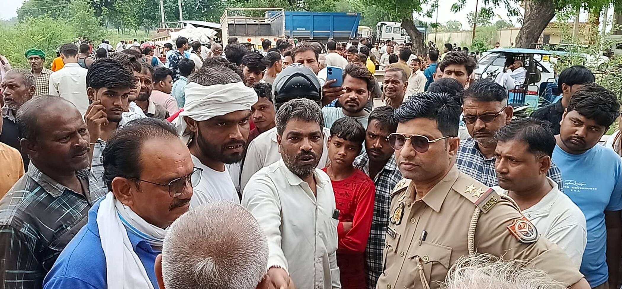 फोटो-20-घटना स्थल पर लगा जाम व मौजूद ग्रामीण। संवाद फोटो-20-घटना स्थल पर लगा जाम व मौजूद ग्रामीण। संवाद