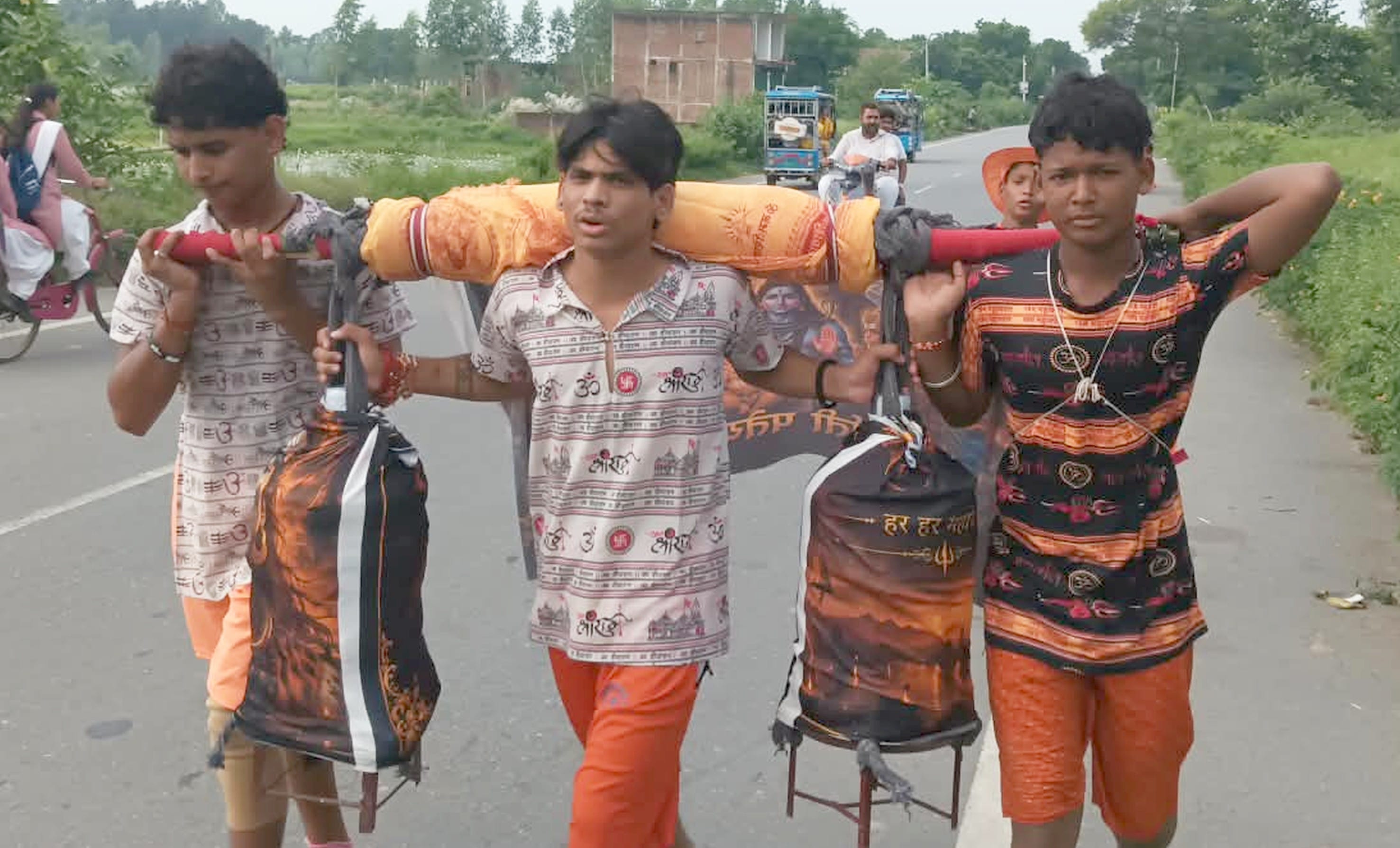 फोटो-22-बलरामपुर के कल्पेश्वर नाथ महादेव मंदिर में जलाभिषेक करते श्रद्धालु।-संवाद फोटो-22-बलरामपुर के कल्पेश्वर नाथ महादेव मंदिर में जलाभिषेक करते श्रद्धालु।-संवाद