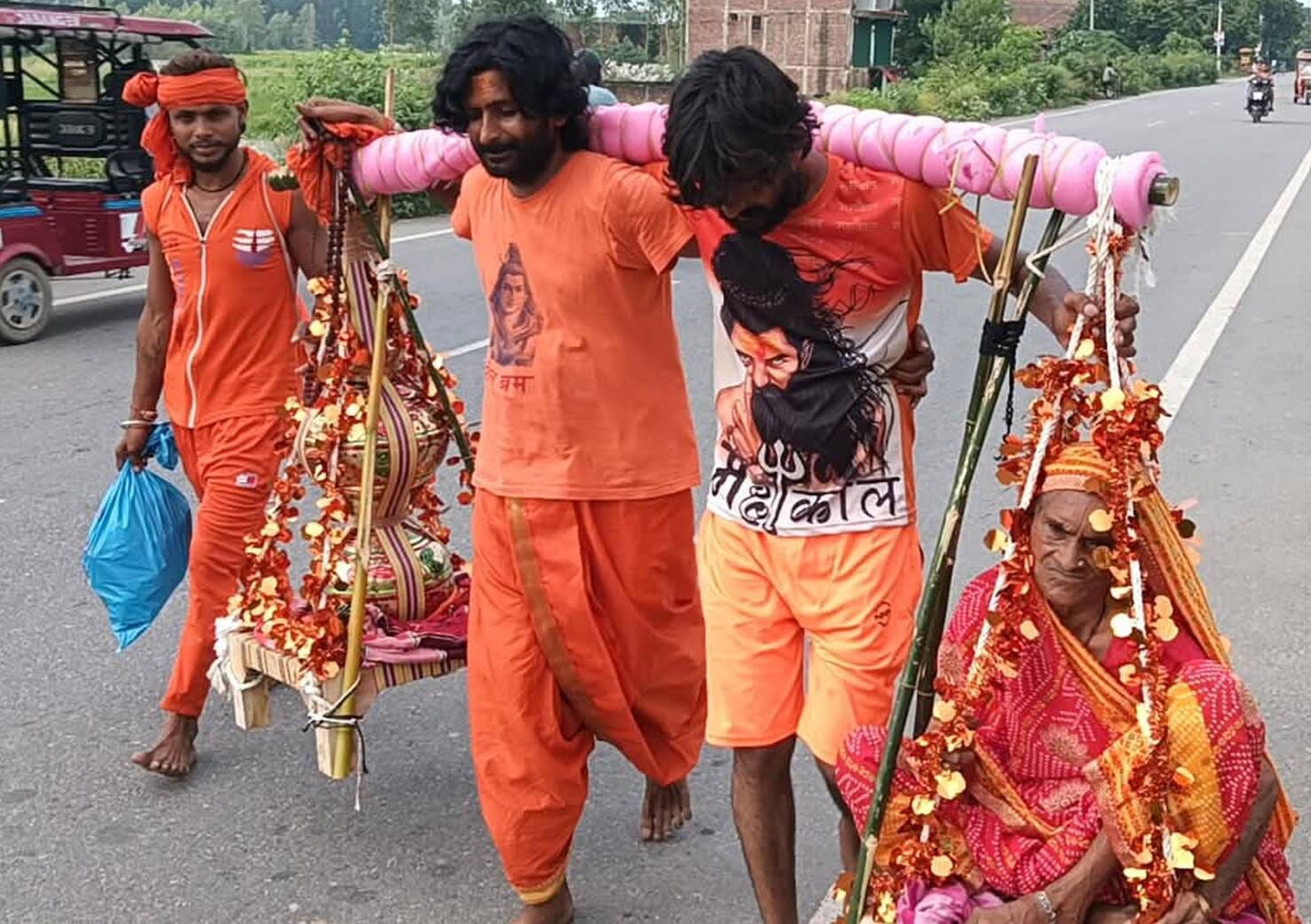 फोटो-22-बलरामपुर के कल्पेश्वर नाथ महादेव मंदिर में जलाभिषेक करते श्रद्धालु।-संवाद फोटो-22-बलरामपुर के कल्पेश्वर नाथ महादेव मंदिर में जलाभिषेक करते श्रद्धालु।-संवाद