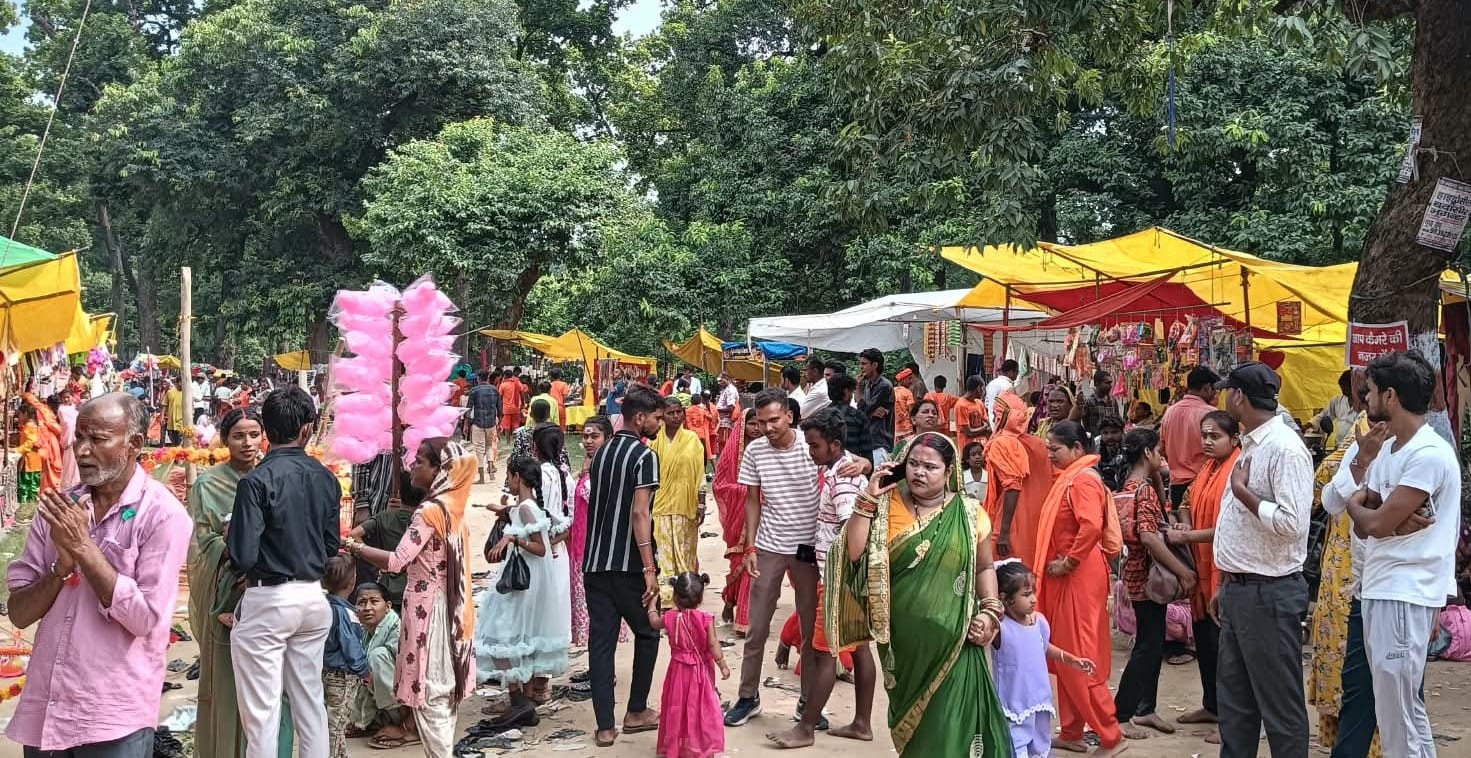 फोटो-22-बलरामपुर के कल्पेश्वर नाथ महादेव मंदिर में जलाभिषेक करते श्रद्धालु।-संवाद फोटो-22-बलरामपुर के कल्पेश्वर नाथ महादेव मंदिर में जलाभिषेक करते श्रद्धालु।-संवाद