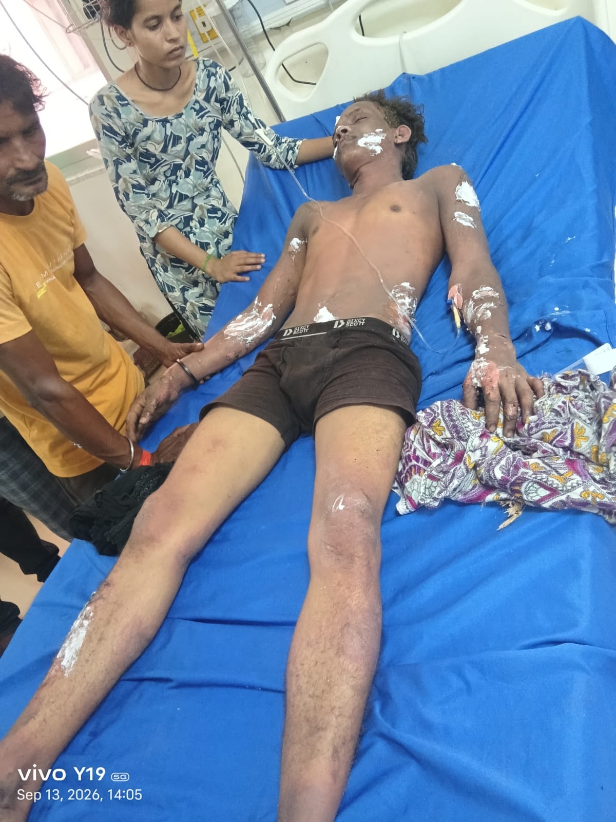 फोटो -23- घटना स्थल पर मौजूद एएसपी, सीओ व अग्निशमन अधिकारी। संवाद फोटो -23- घटना स्थल पर मौजूद एएसपी, सीओ व अग्निशमन अधिकारी। संवाद