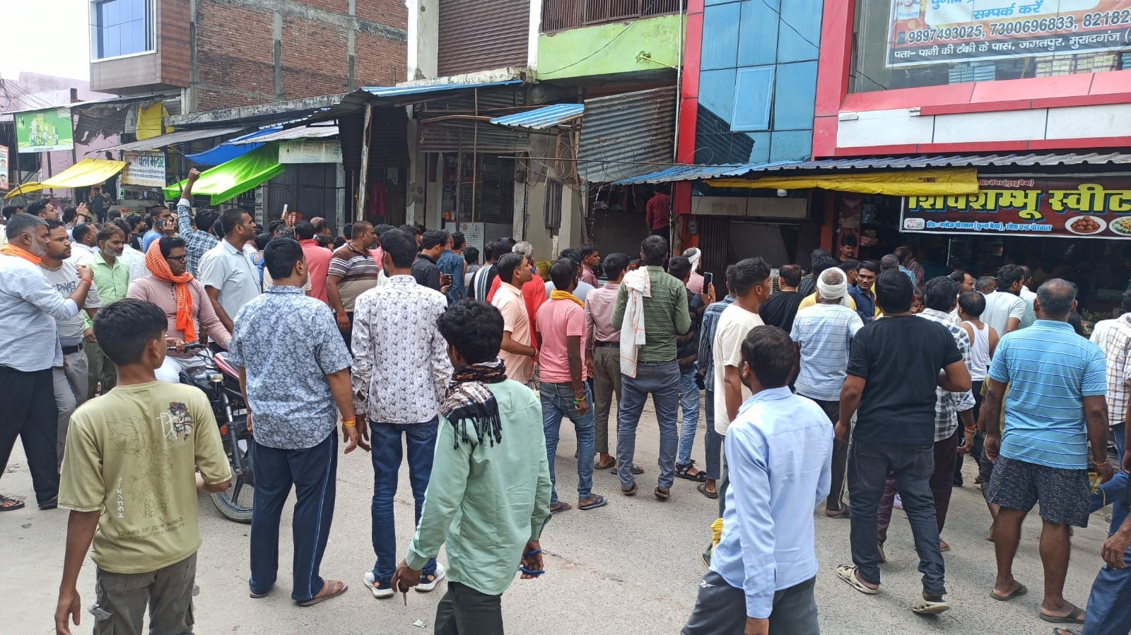 फोटो -23- घटना स्थल पर मौजूद एएसपी, सीओ व अग्निशमन अधिकारी। संवाद फोटो -23- घटना स्थल पर मौजूद एएसपी, सीओ व अग्निशमन अधिकारी। संवाद