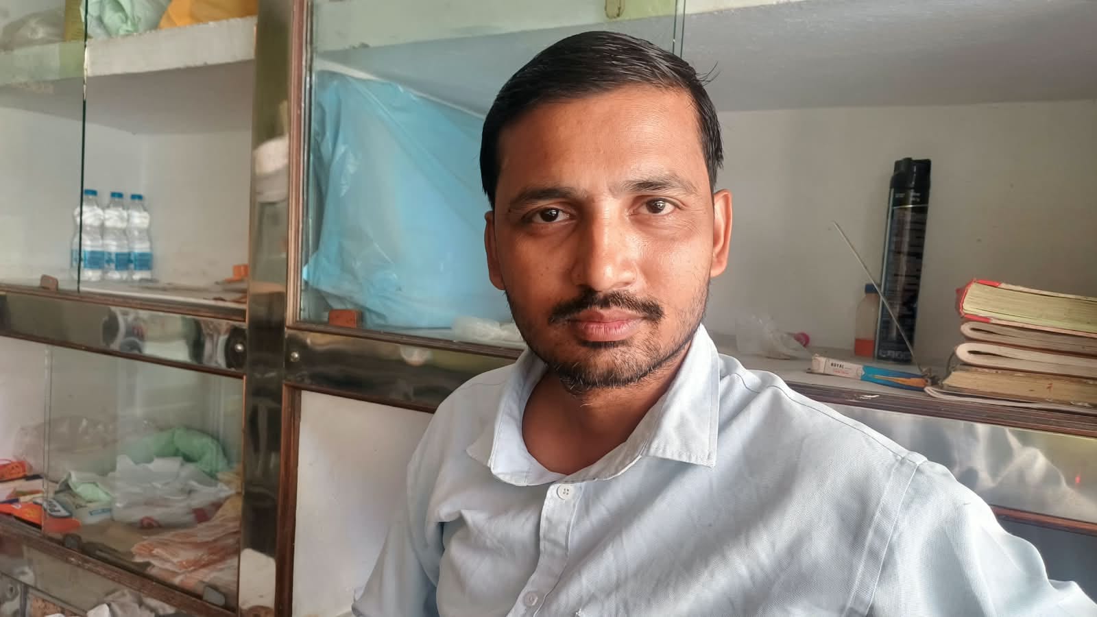 फोटो -33- मोदक बनाते कारीगर। संवाद