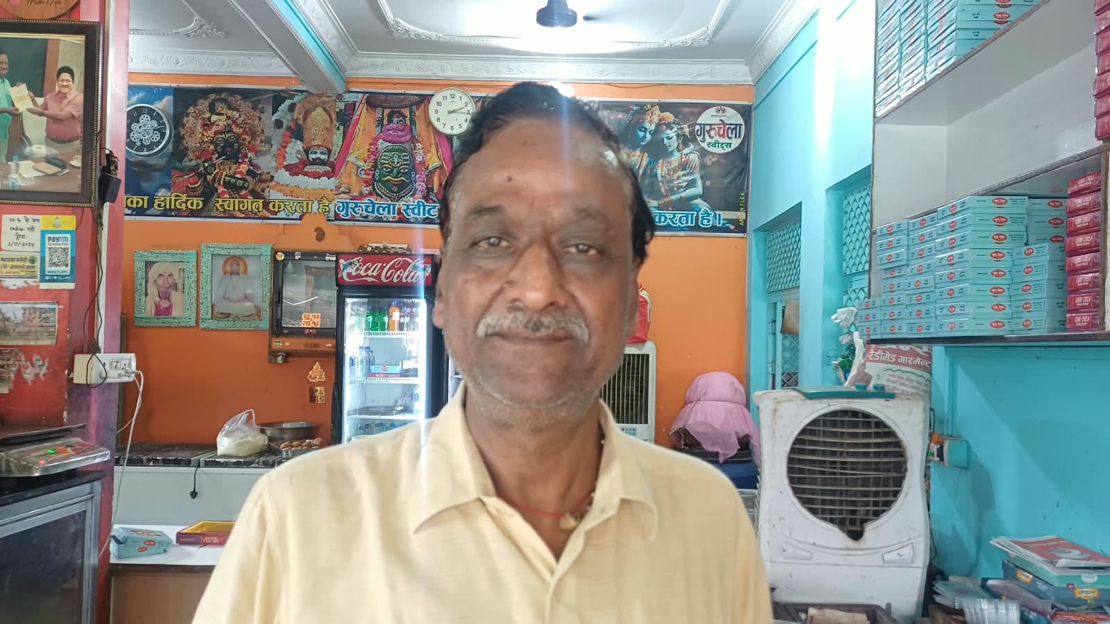फोटो -33- मोदक बनाते कारीगर। संवाद