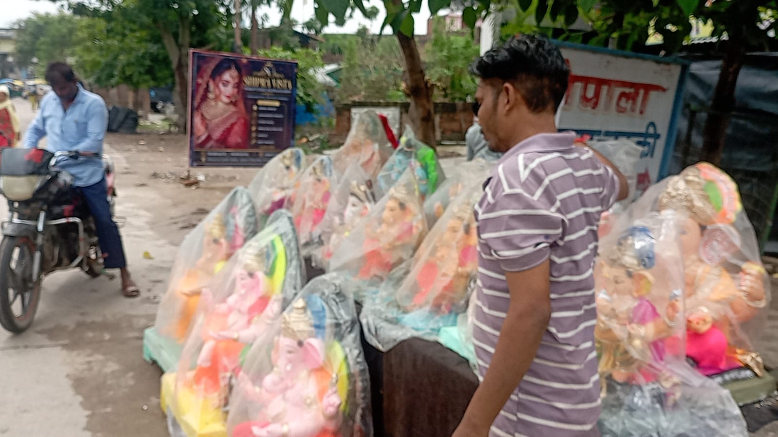 फोटो-45- बिधूना के राधा कृष्ण मंदिर में सजाया गया पंडाल। संवाद फोटो-45- बिधूना के राधा कृष्ण मंदिर में सजाया गया पंडाल। संवाद